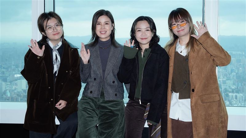 雞蛋蒸肉餅新专辑与灯海演出合影