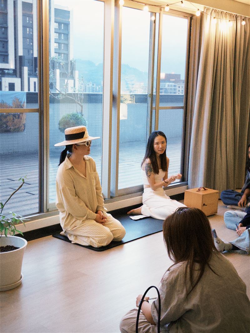 壞特靠打坐與寺廟静修排解情緒