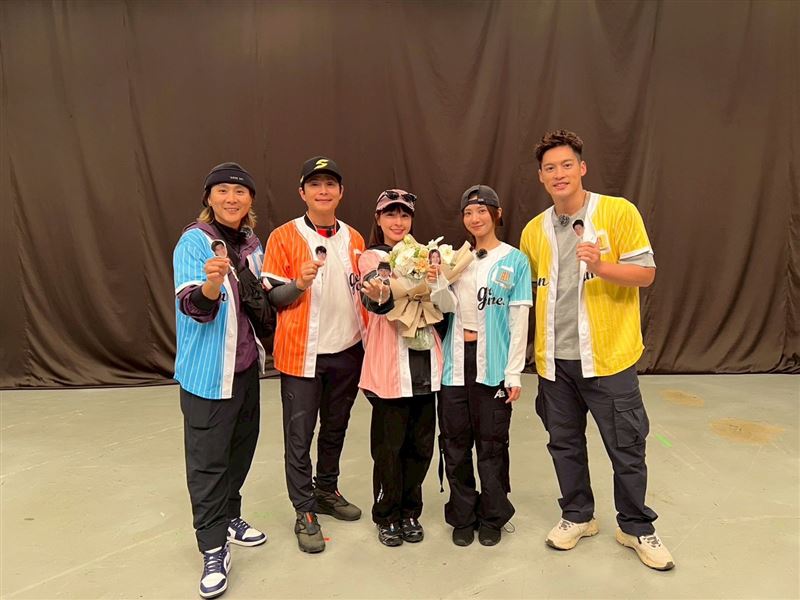 峮峮與主持群合照