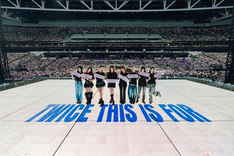 TWICE香港場全黑登場