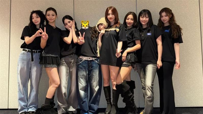 TWICE香港场黑色造型合照