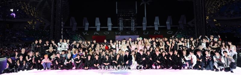 AAA典禮結束後的大合照都是男生蹲在前排