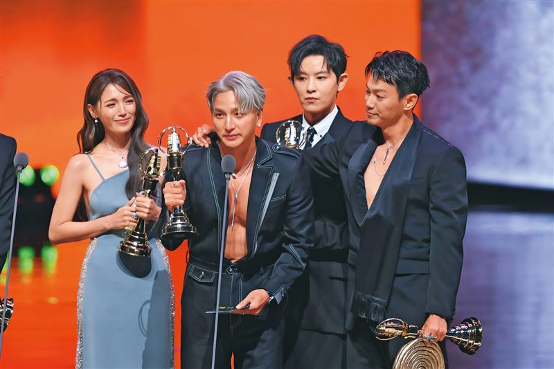 小煜在金鐘獎舞台上的畫面