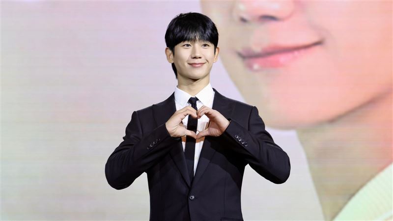 传出赵震雄对新人演员投掷冰块、施暴的受害者可能是丁海寅