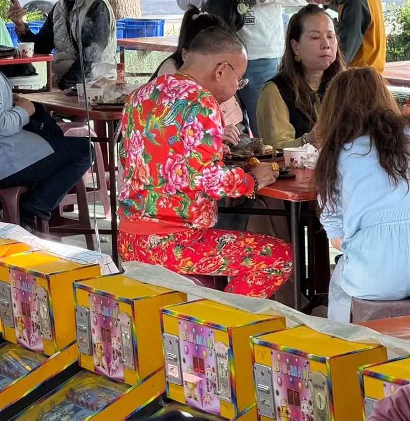 胡漢龑路邊牛排攤用餐現場