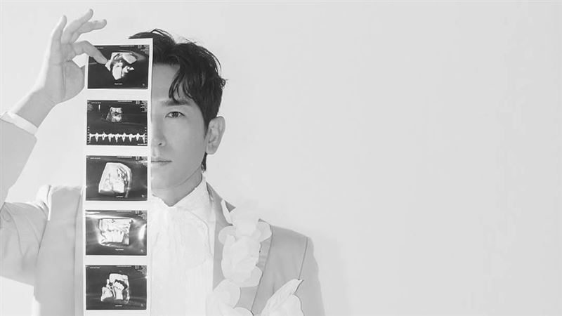 神話成員與新生兒合影