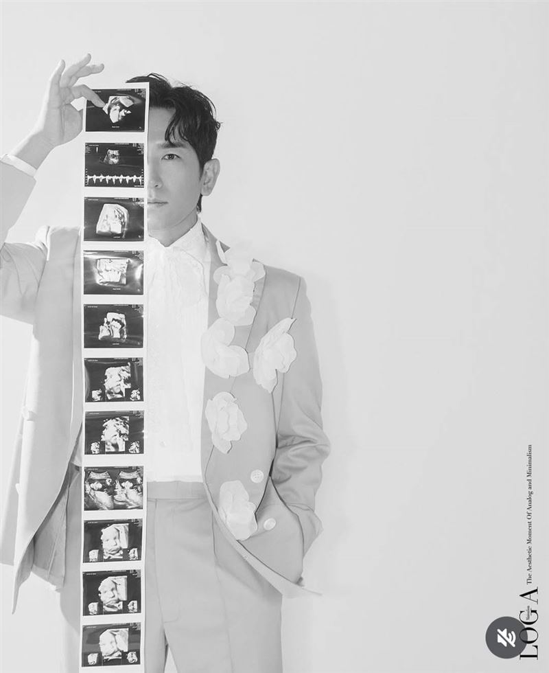 李玟雨手抱嬰兒