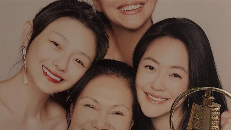 徐媽媽收到金鐘獎杯後全家合影