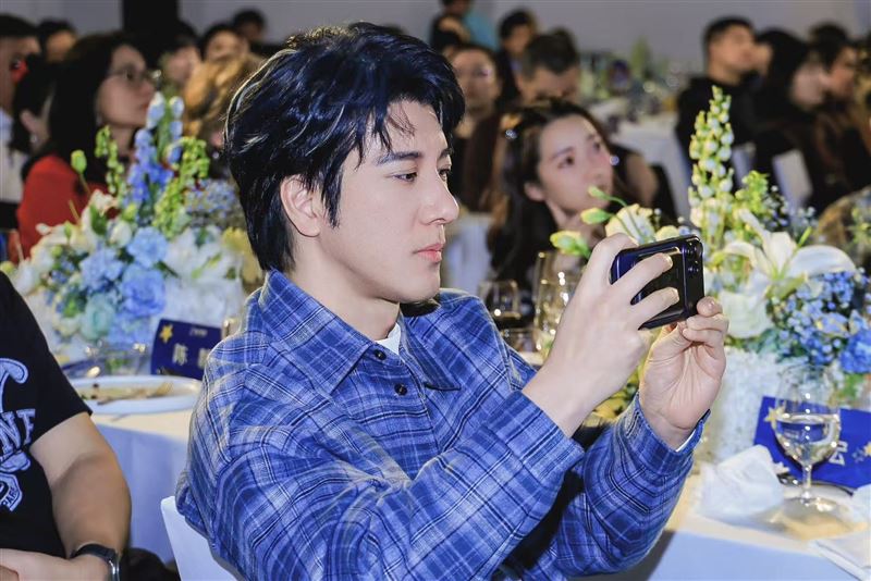 王力宏與孩子們的畫作互動