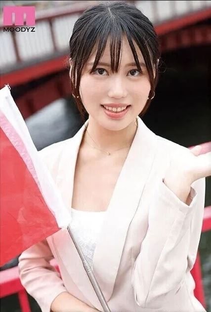 美女導遊國仲有菜擁有豐滿的上圍、纖細苗條的水蛇腰以及修長筆直的美腿。