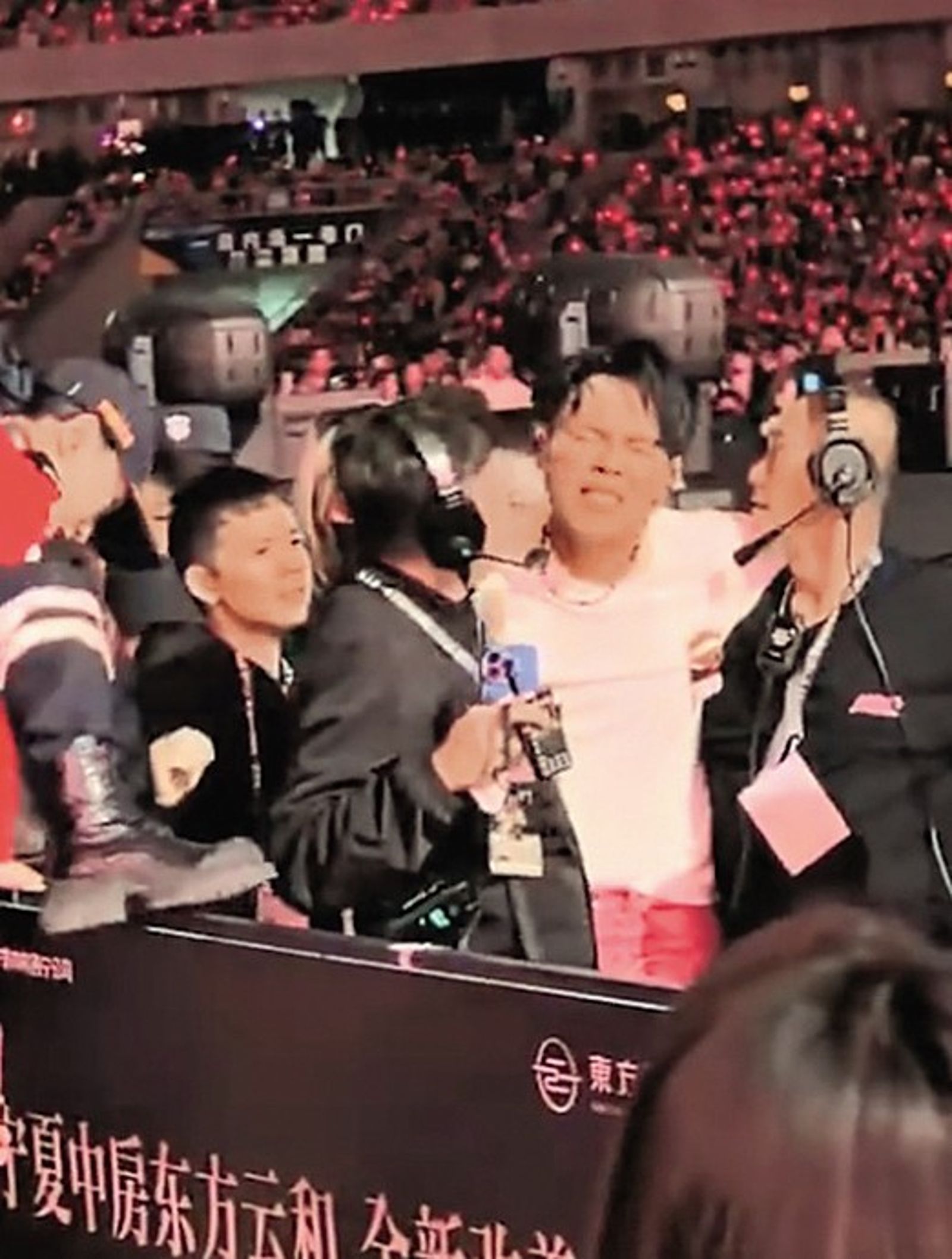 跌落舞台的瞬間