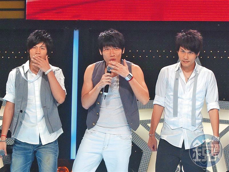 三人从星光一班毕业的合照