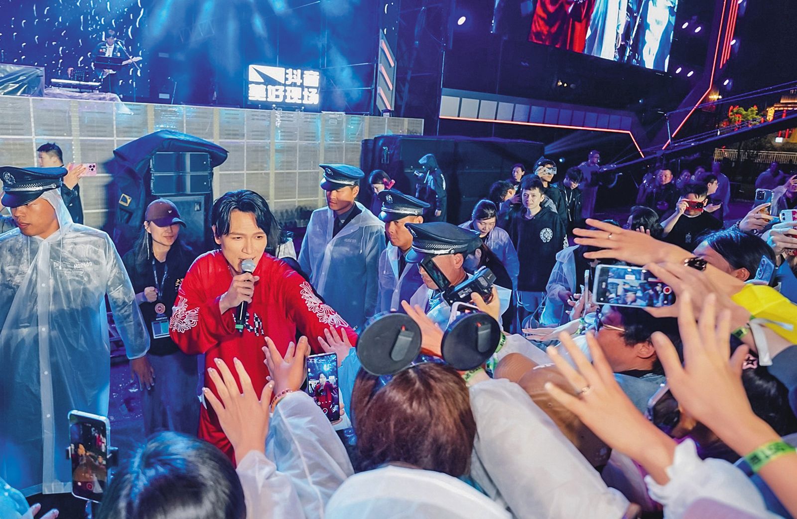 楊宗緯在橫店演出受粉絲歡迎