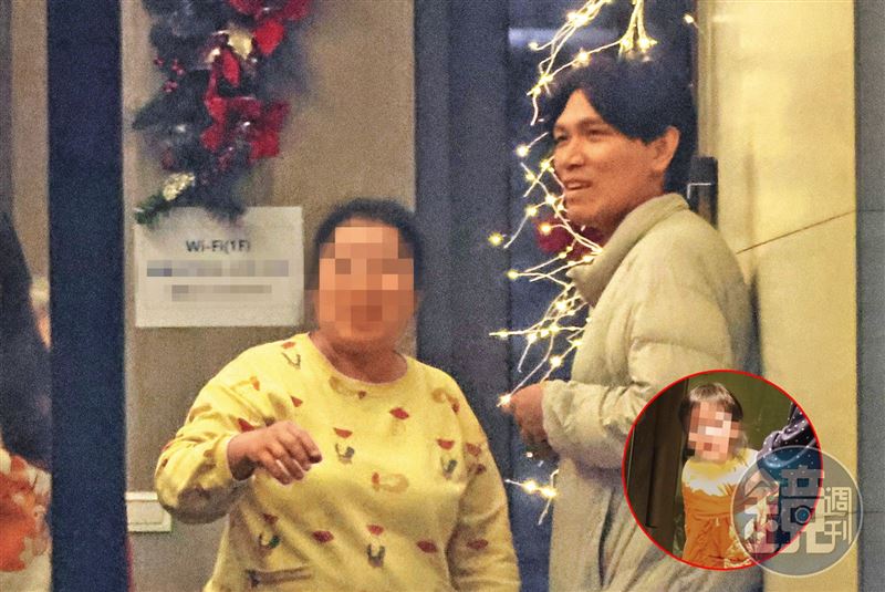 楊宗緯在社區大廳與鄰里互動