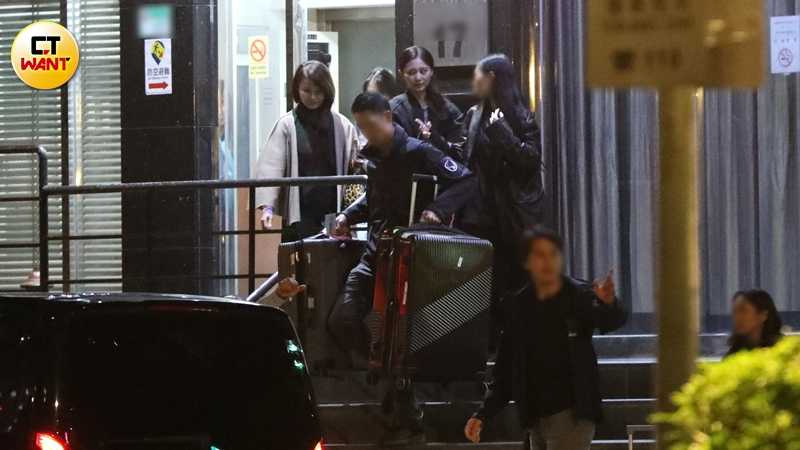 周子瑜忙碌一天後的回程路上