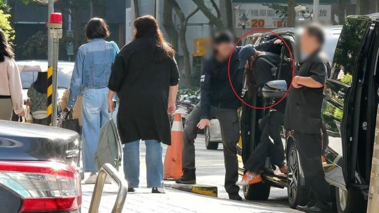 周子瑜現身台北內湖攝影棚外