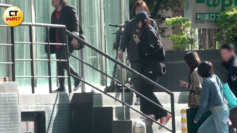 周子瑜與媽媽入攝影棚細節