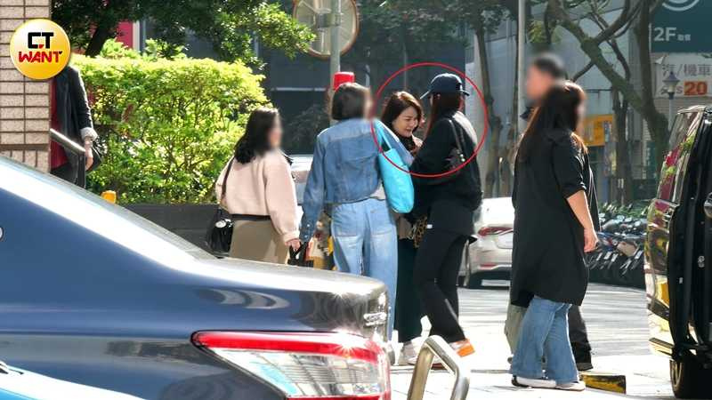 周子瑜媽媽黃燕玲現身，手提豹紋包