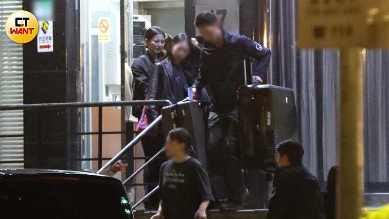 收工後的周子瑜現身