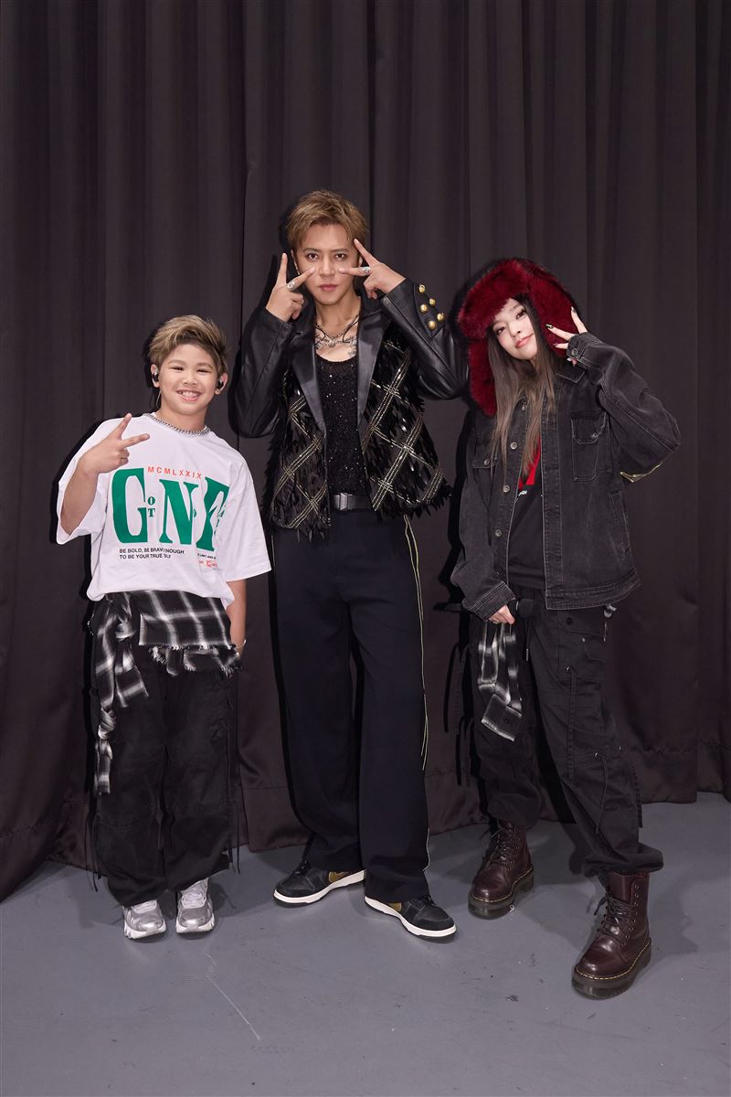 NANA與粼粼暖場合影2