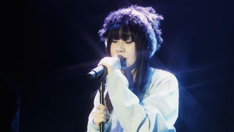 白安演唱結尾與舞台互動