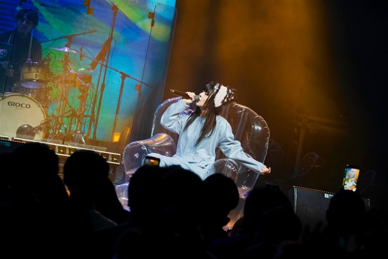 星期八幻彩DJ台與空氣沙發