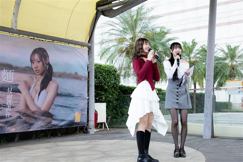 蔡亞恩簽書會主持人伊品在場景照