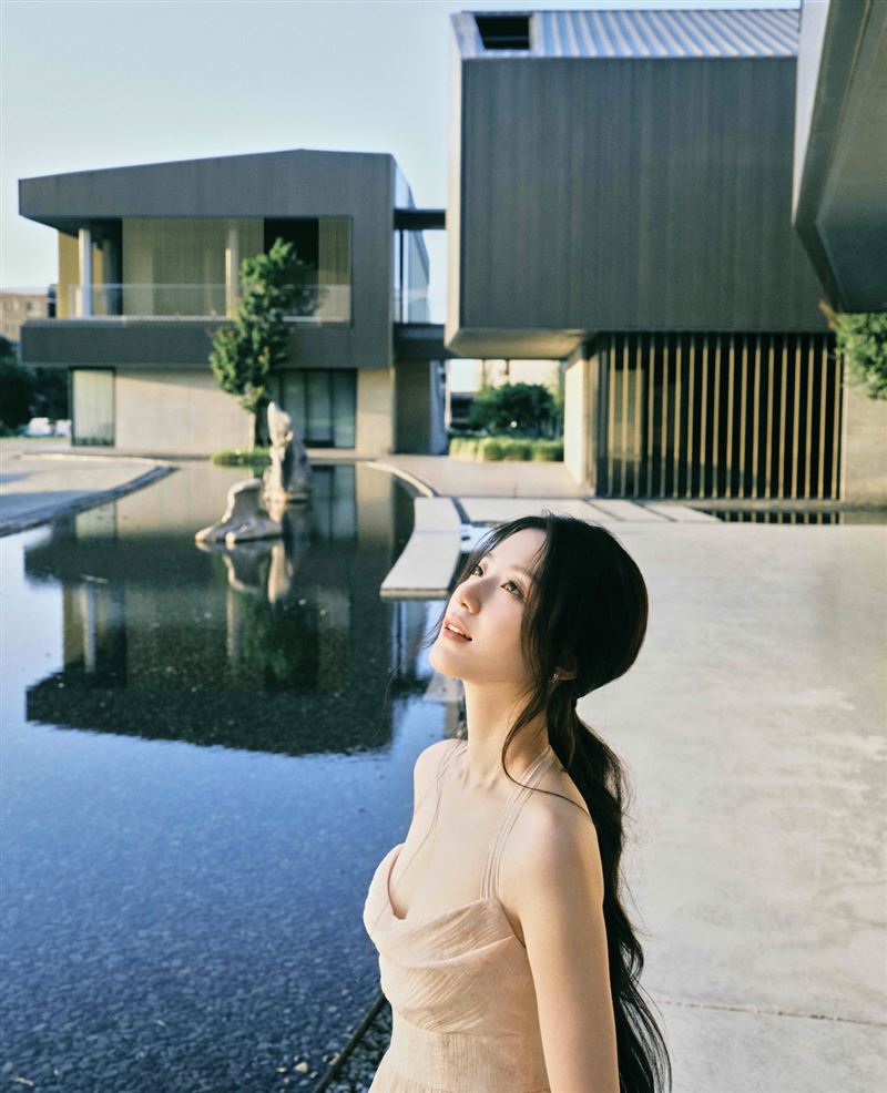 舒華在橫山書法藝術館前拍美照