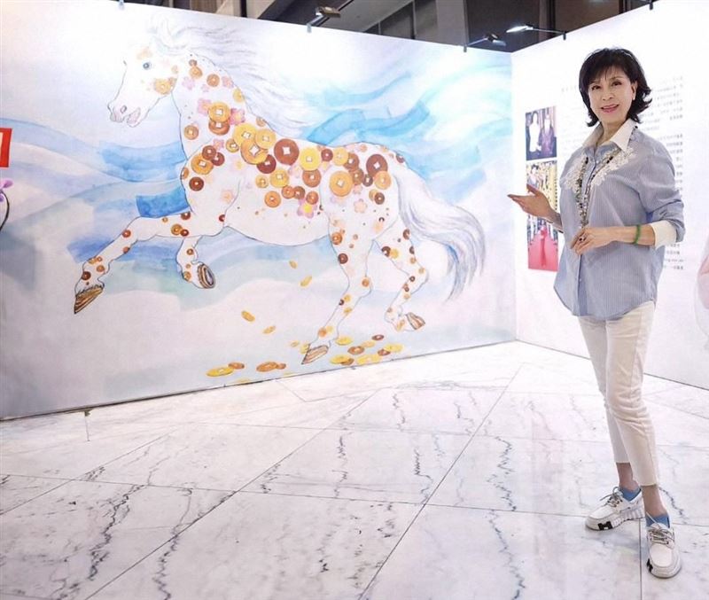 白嘉莉迎接馬年，畫作元素相當應景