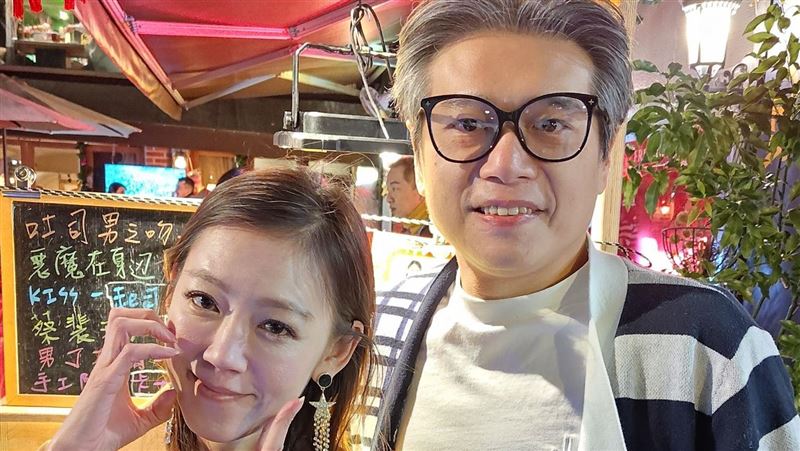 裴琳與汪冠瑋在新攤位前合照