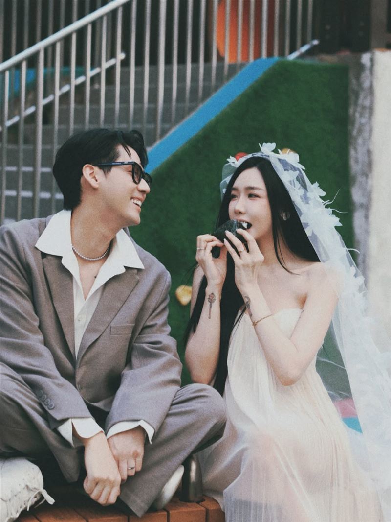 婚紗照中的兩人