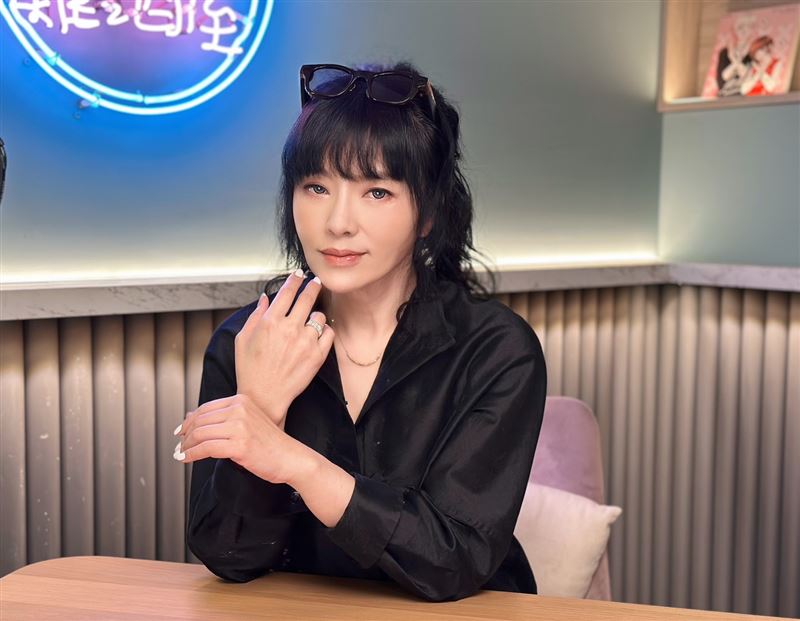 唐綺陽佩戴珠寶