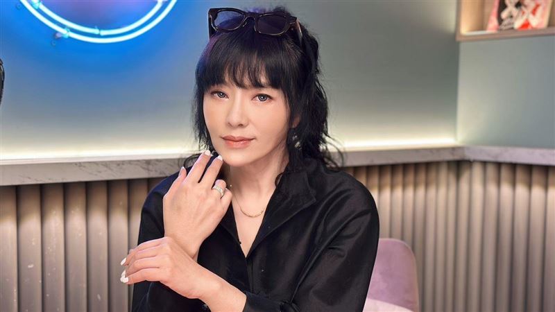 唐綺陽展示金飾