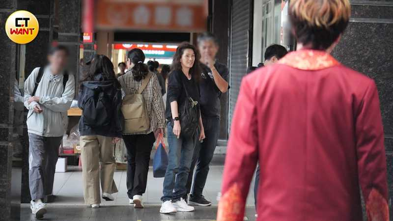 James开车载叶全真出门