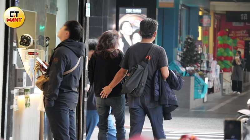 两人走进共同加盟的皮拉提斯分店