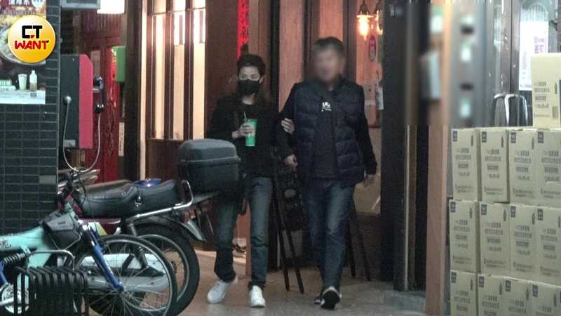 叶全真挽手同行