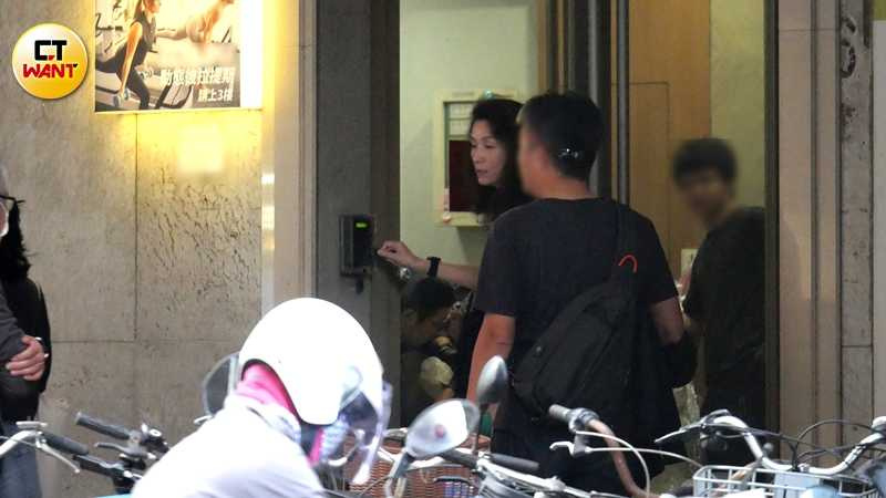 两人进入皮拉提斯分店