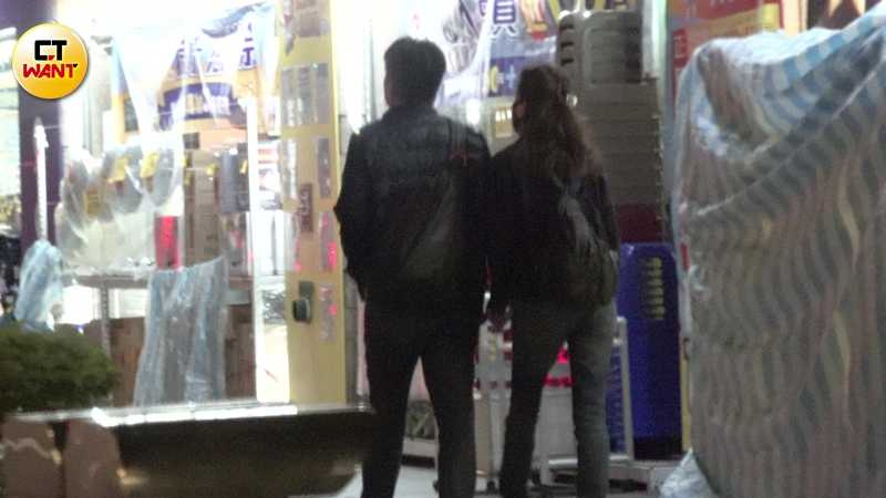 两人手牵手在路上