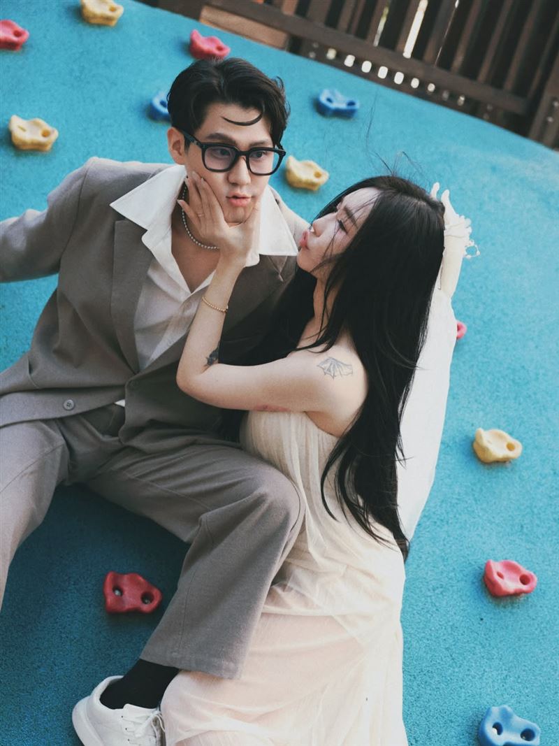 李玉璽閃婚大6歲許允樂(翻攝自臉書)