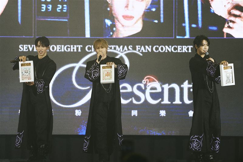 麒文与美祥M谈及入伍的现场图