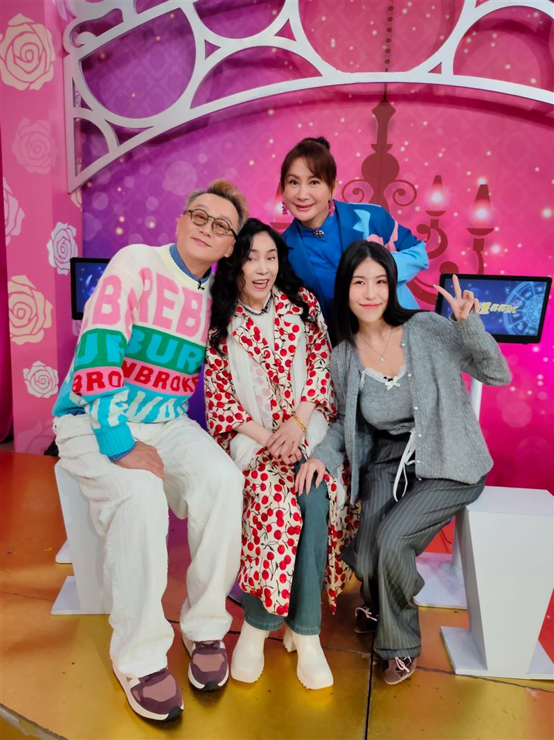 李亞萊與主持人合影