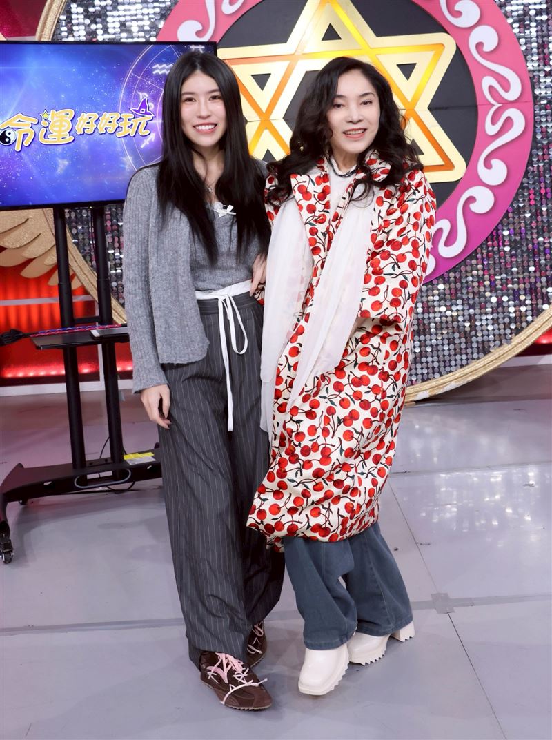 李亚萍与柔柔同台照片