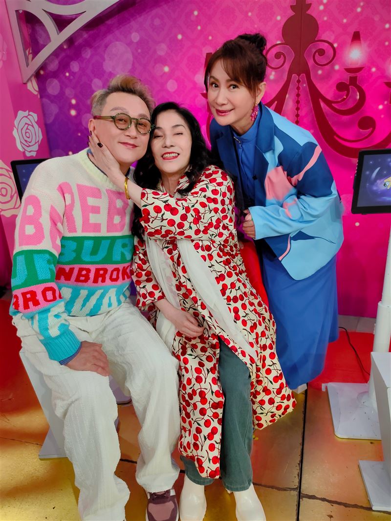 李亚萍与何篤霖、陳亞蘭合照