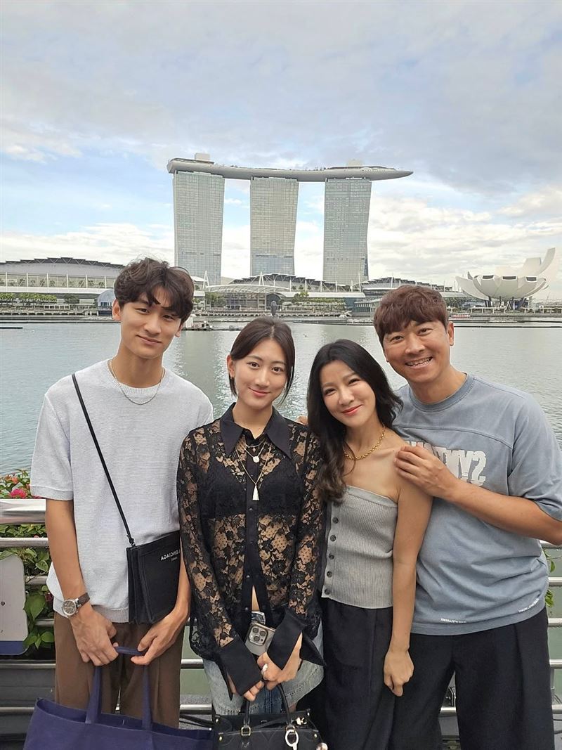 侯昌明與曾雅蘭的家庭場景照片