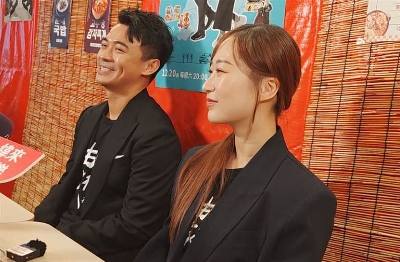 咪蕾(右)與融融出席活動。