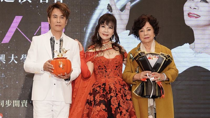 江志豐與母親力挺龍千玉的現場照片