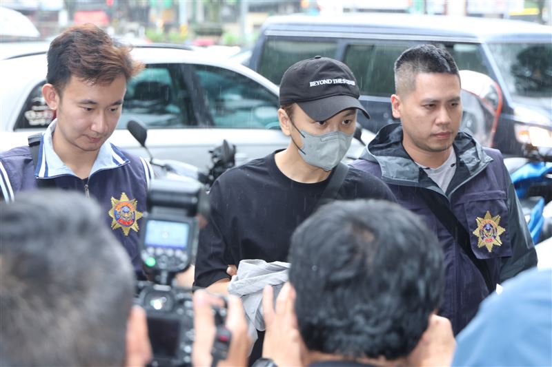 書偉抵達地檢署的畫面