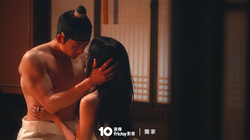 姜泰伍、金世正上演亲密戏