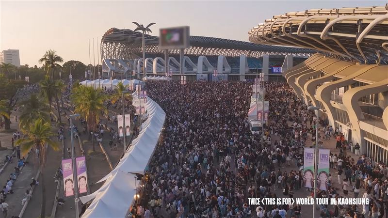 TWICE高雄場外人潮