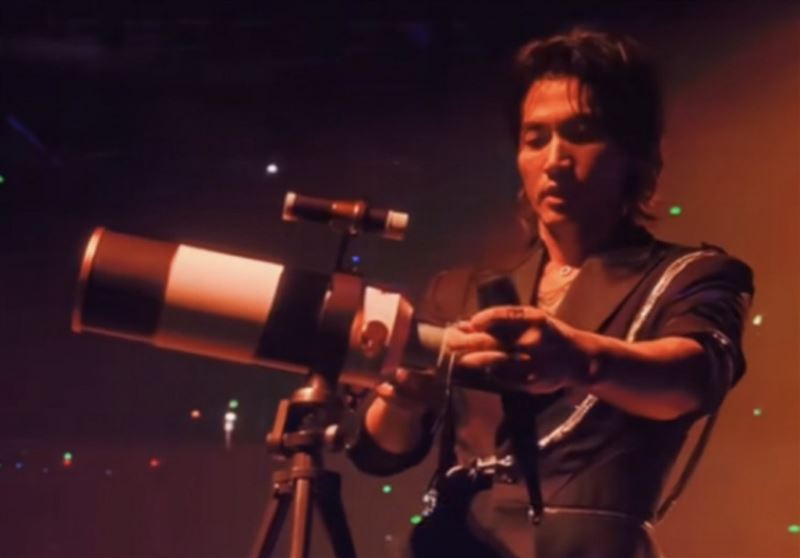 言承旭展示流星項鍊的瞬間